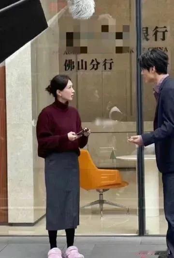 江疏影的颜值都是不用夸的事情，穿个拖鞋就和男主配戏了。估计是男一号个子太矮，为了