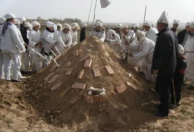 土葬不一定是最好的，人死后，身体还是活的！99%的人根本不知道，其实人在死后埋入