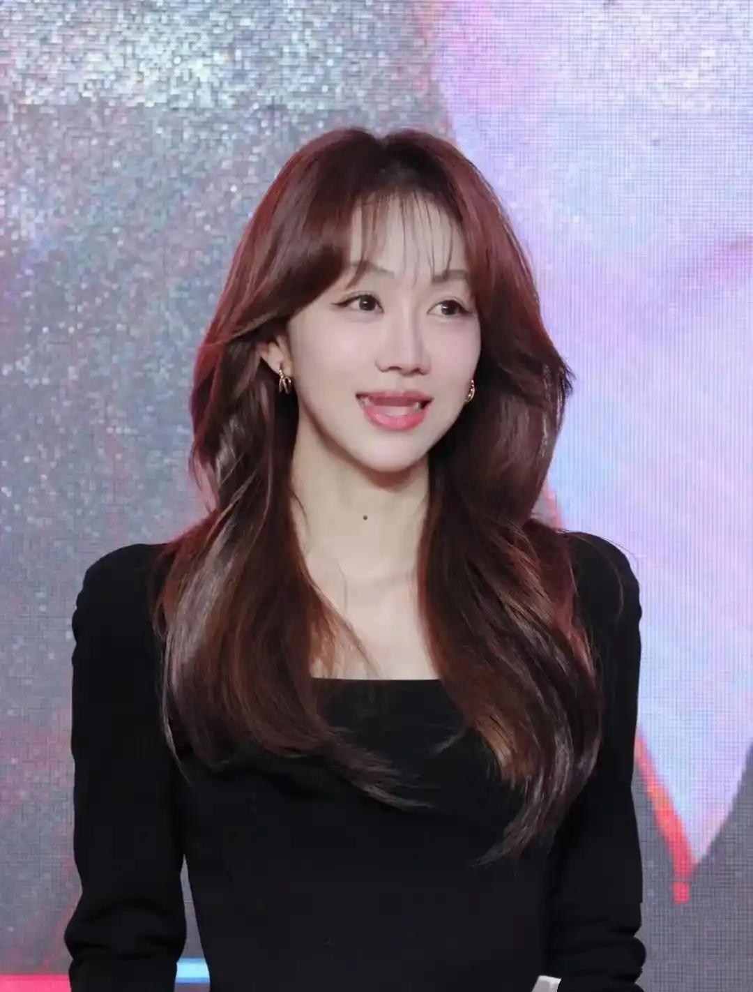 娱乐圈最稀缺的，从来不是“少女感”，而是能让人放心的“国泰民安脸”。
姜妍这次