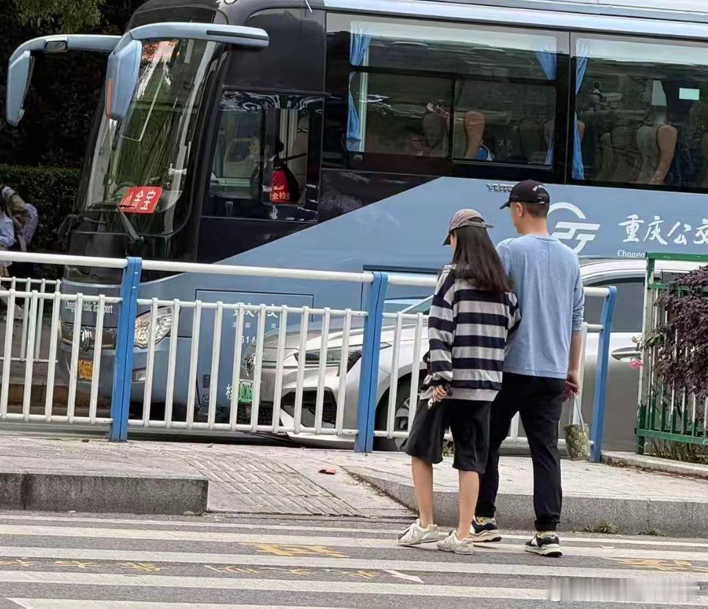 偶遇任重孙骁骁挽手散步任重孙骁骁挽手散步 任重孙骁骁挽手散步，孙骁骁挽着任重的胳