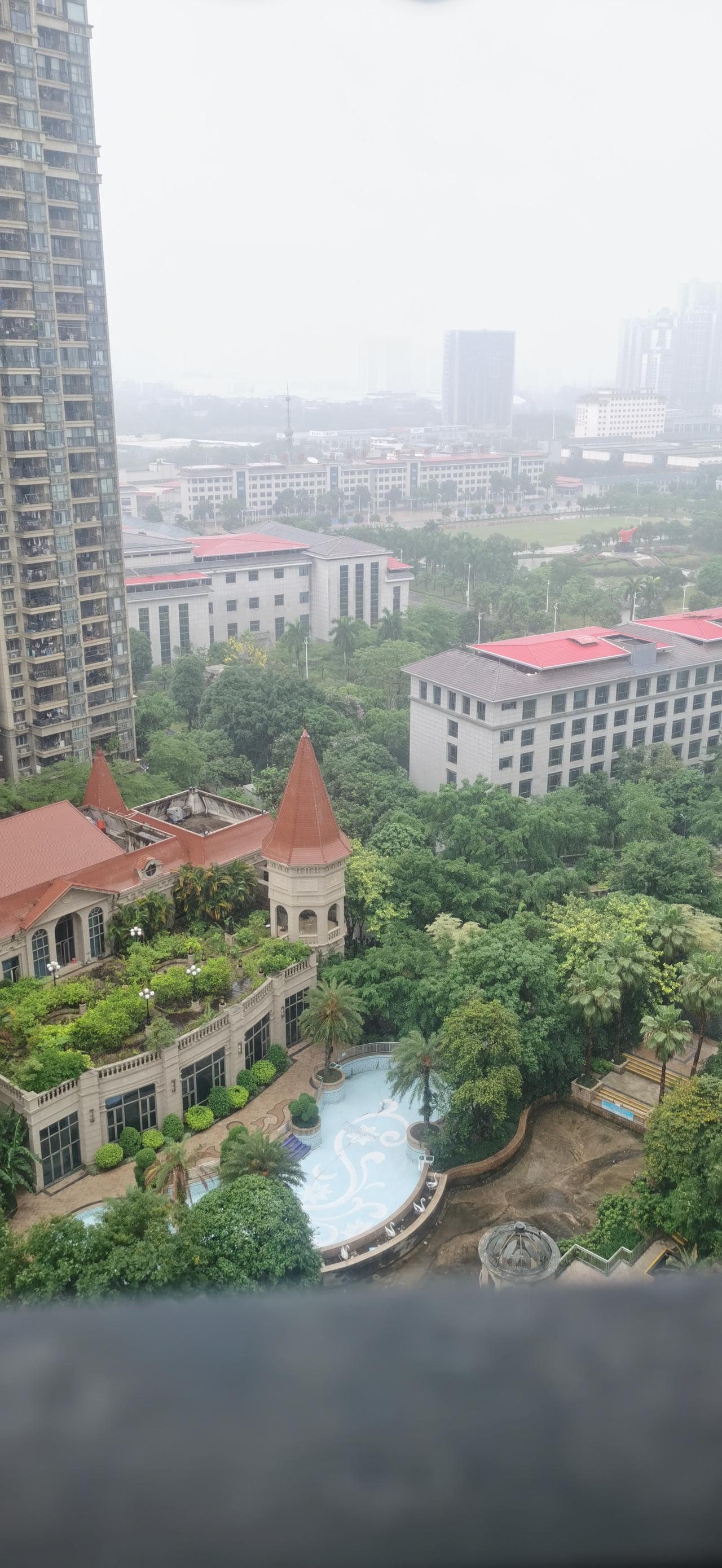 记录我的2026今天的雨是真大，拿着伞走一段路都淋湿衣服[捂脸]