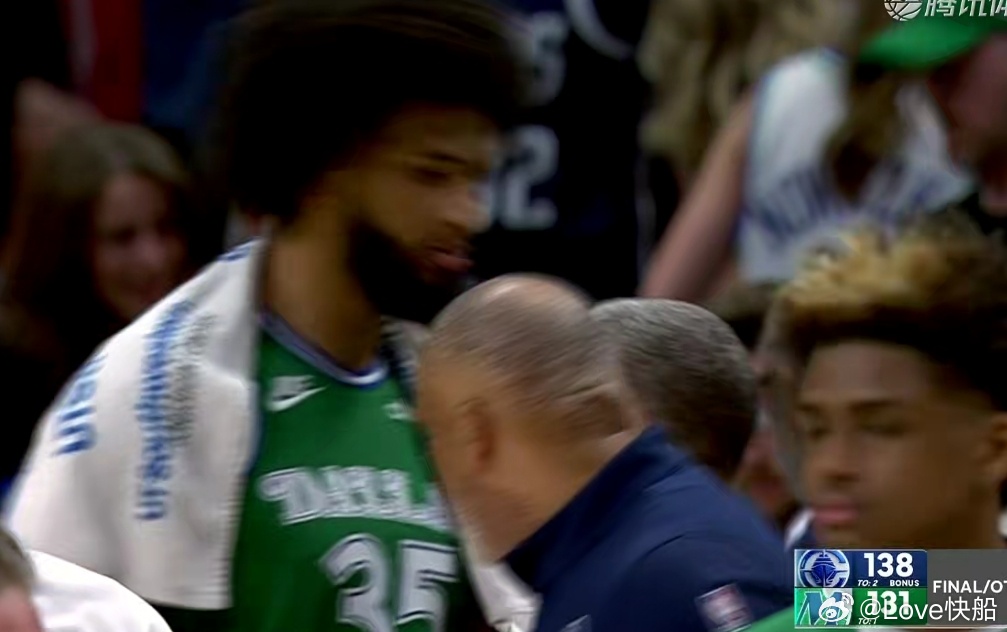 笑不活了，泰伦卢赛后第一时间前往独行侠替补席布置战术！！！ 