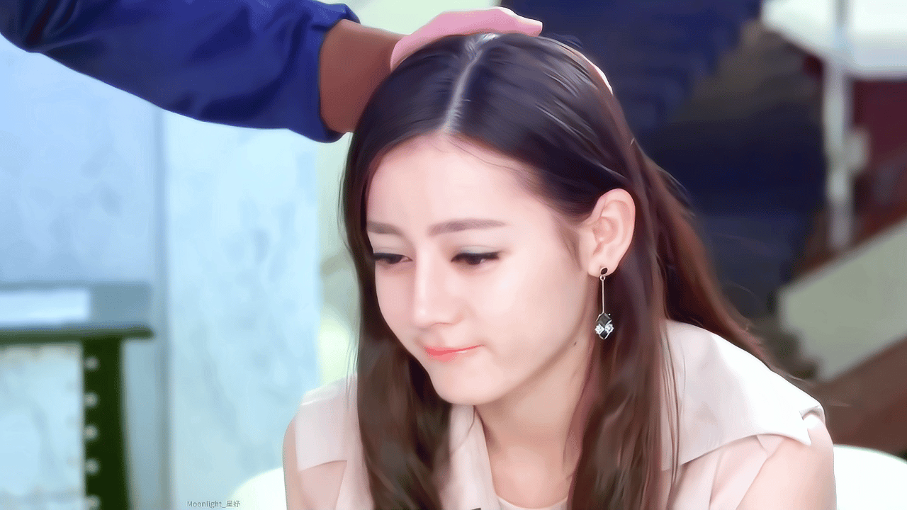摸摸小狗头 万事不用愁 