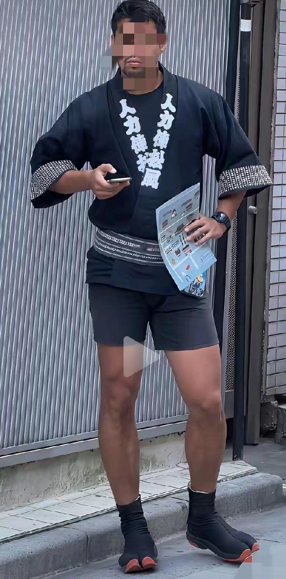 什么东西跟日本一沾边，就变得“高大上”。

日本街头一个拉人力车的混血车夫（日本