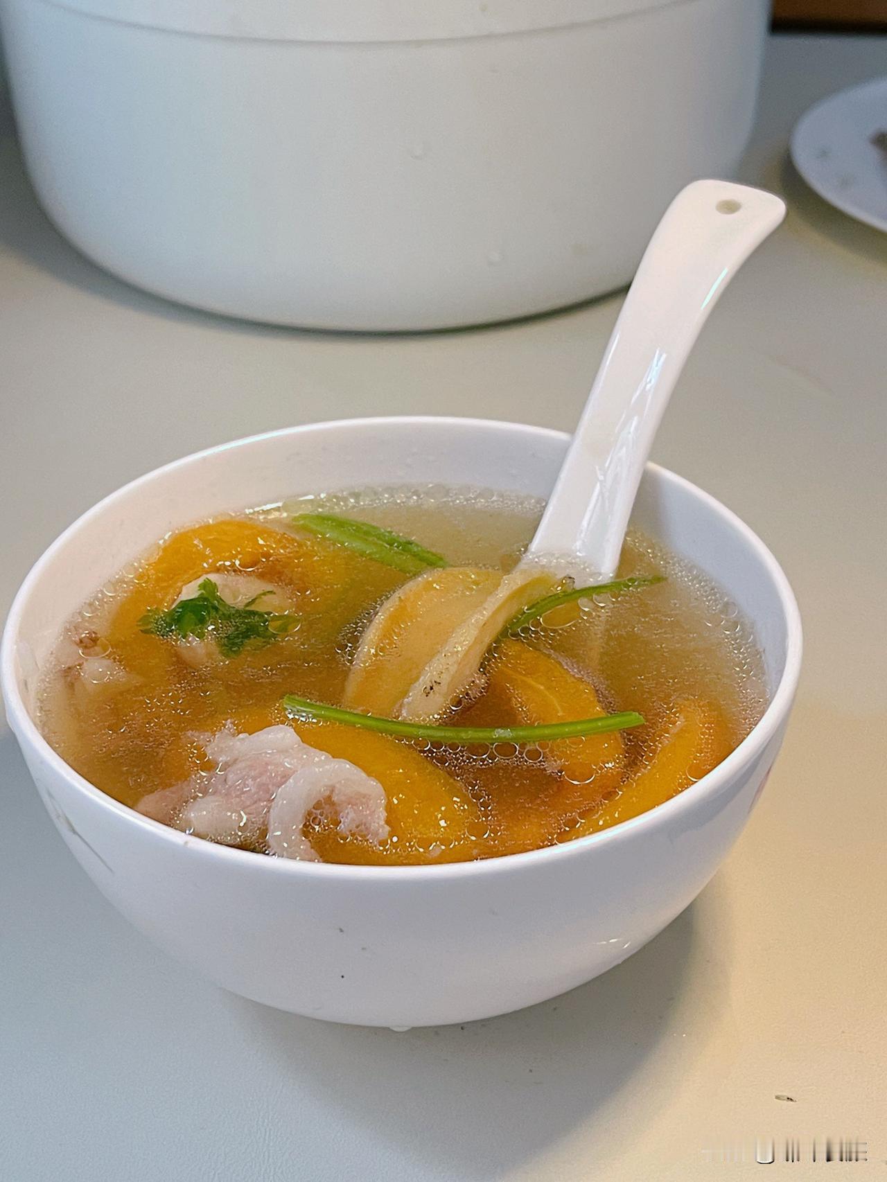自己在家做饭的好处是，食材新鲜，油盐量可控。实物热量拿捏得死死的。