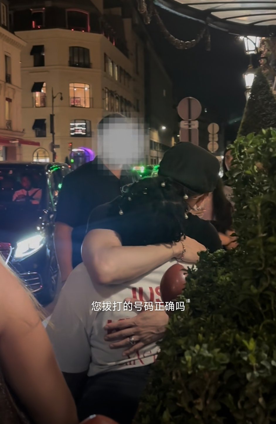 王嘉尔亲了粉丝一口王嘉尔亲粉丝亲出声了王嘉尔亲了粉丝一口，还亲出声了，好羡慕，好