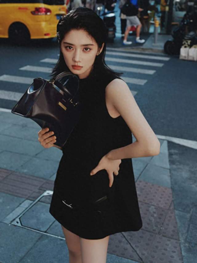 王影璐，浪漫黑色Look，漫步秋日街头