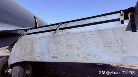 驻扎在中东基地的美国空军士兵在一架KC-135加油机的舵面上写下的各种反川反以口