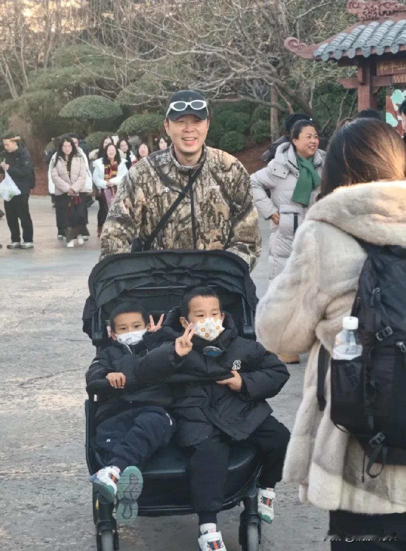 杜海涛现身北京环球影城，穿着一件厚棉袄，戴着棒球帽，小眉小眼的，看着瘦身挺有效果