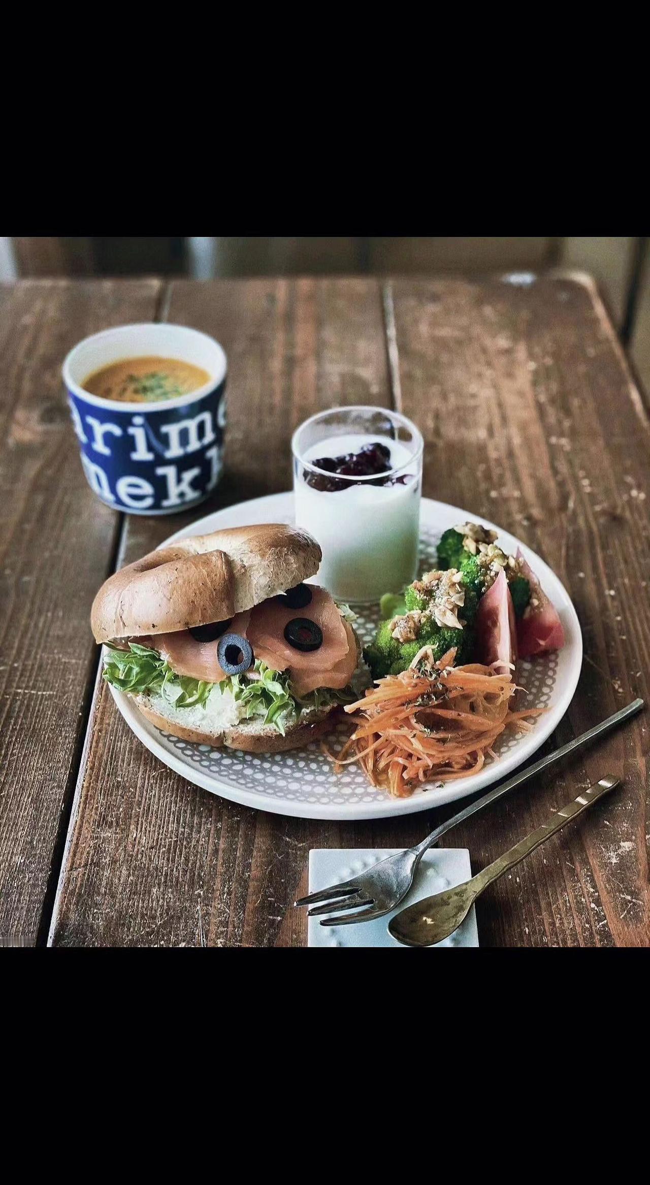 ☀️木纹桌上的晨光盛宴✨ 面包像刚睡醒的云朵☁️ 酱汁在碗底画抽象画 平凡日子也