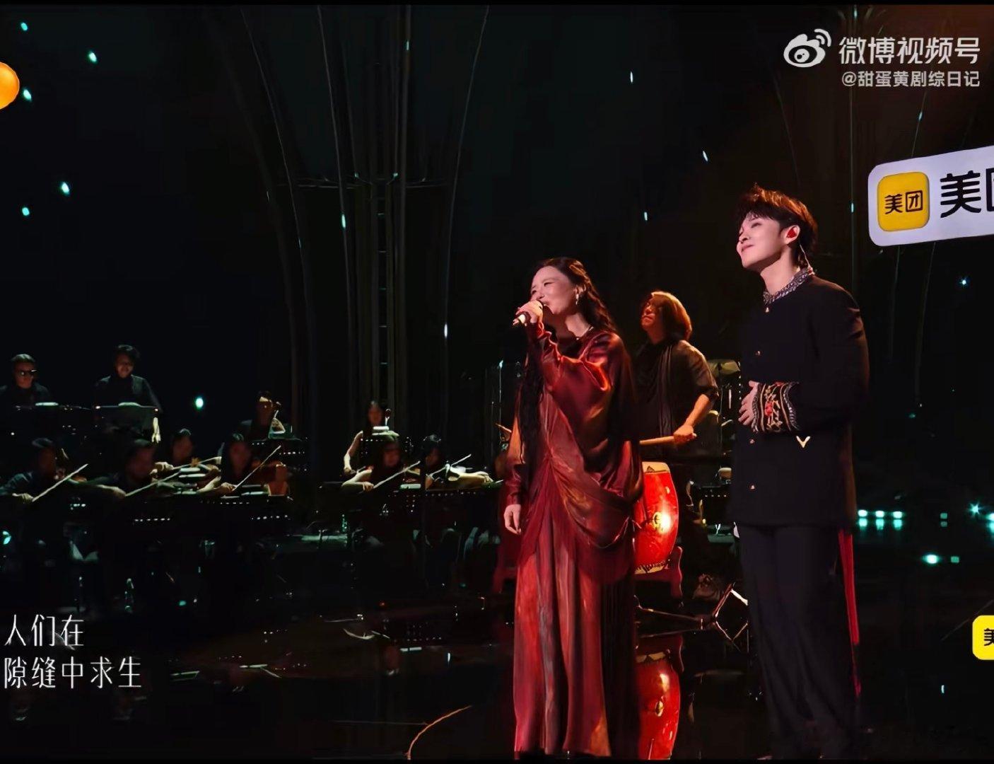歌手总决赛尤长靖龚琳娜有种经济上行的美 龚琳娜与尤长靖同台合唱舞台播出后，不少网