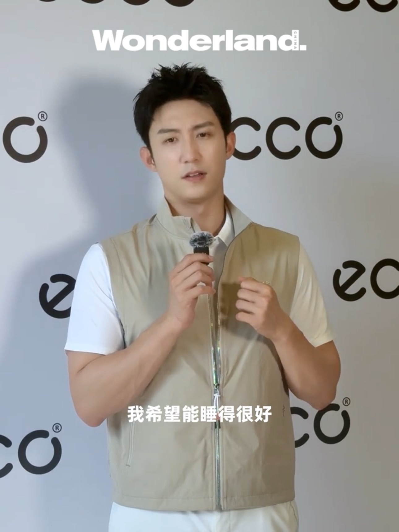 让小鱼睡个好觉已经是个世界难题了[捂嘴哭] ​​​