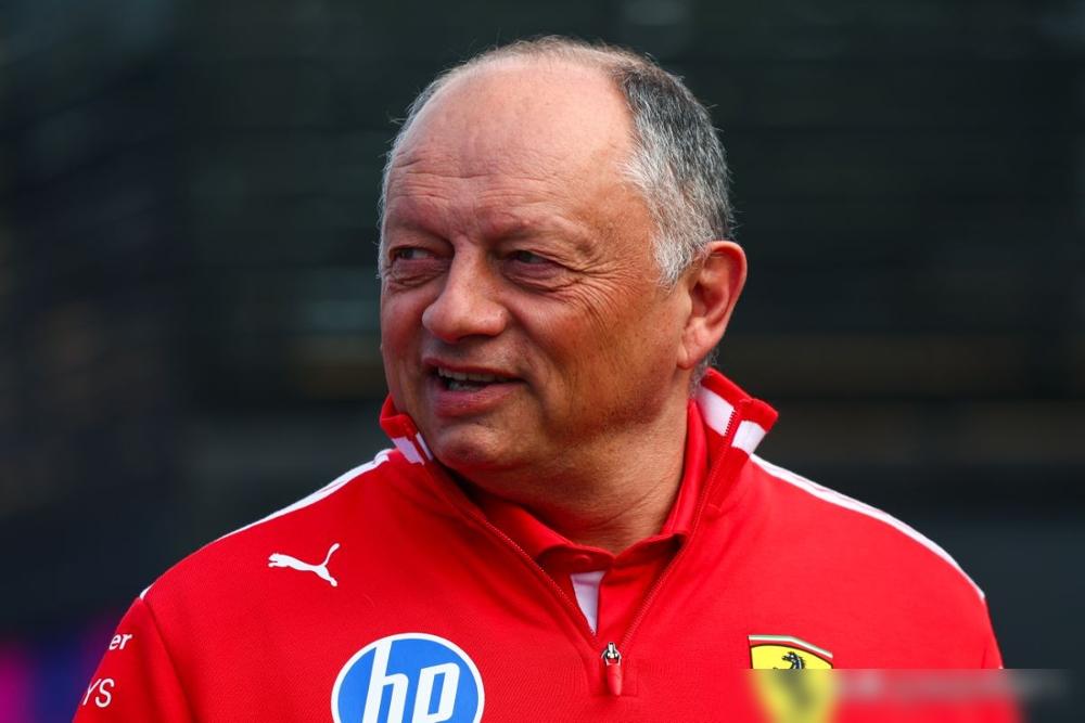 法拉利哪有什么秘密武器。
我告诉你，他们根本不是在升级赛车，他们是在进行一场惨