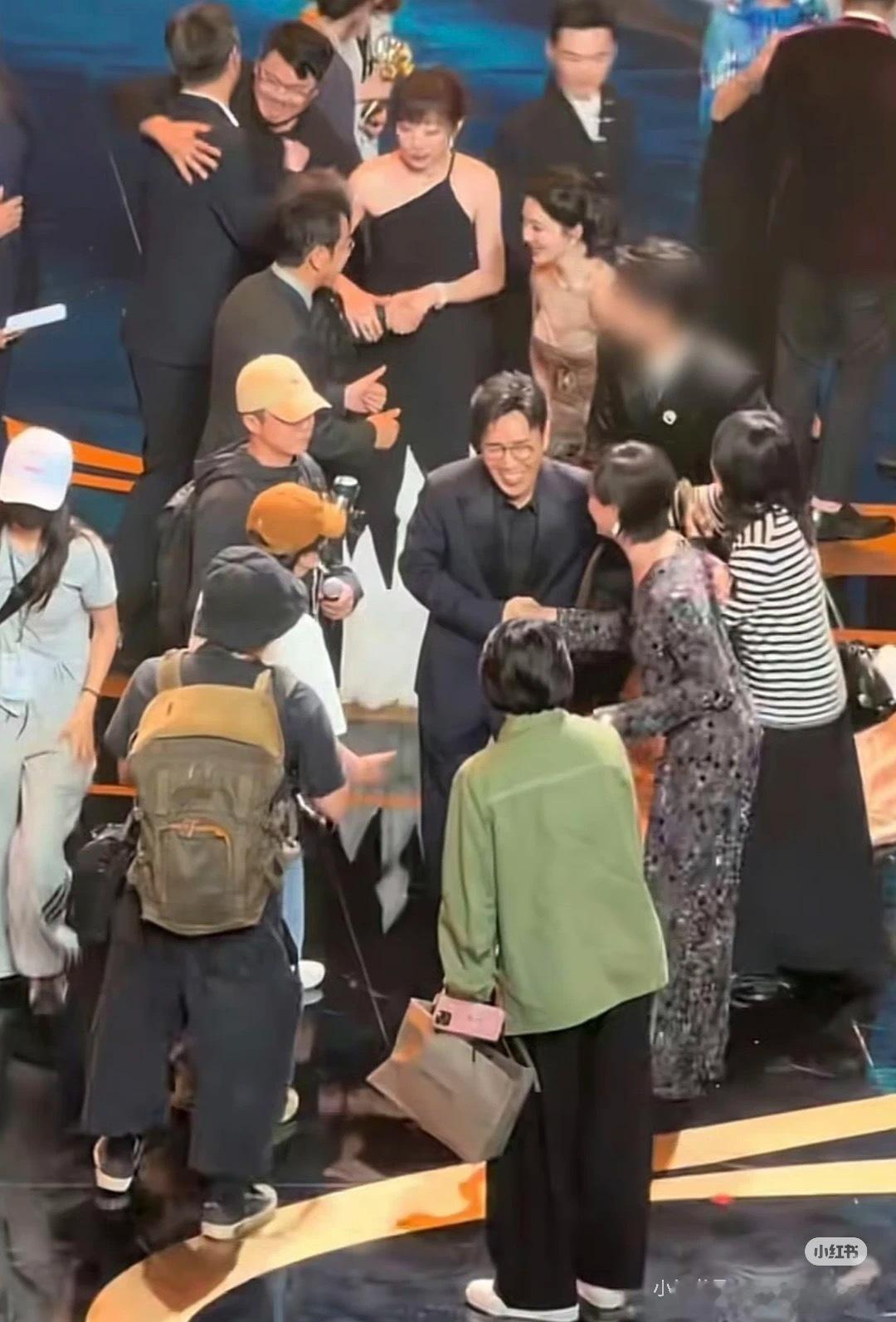 啊 这个新的视角诶宁理老师向我紫竖起了大拇指[流鼻血] ​​​