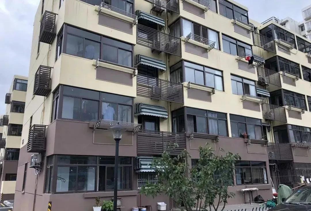 对门邻居要重新装修，想借我在2楼空置的一套房子。这套房子是我为上大学的儿子买的，