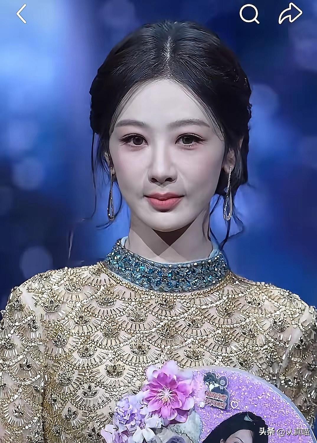 杨紫颜值下滑引热议，
不少人说她撞脸金巧巧，
面部馒化明显，法令纹也格外突出，看