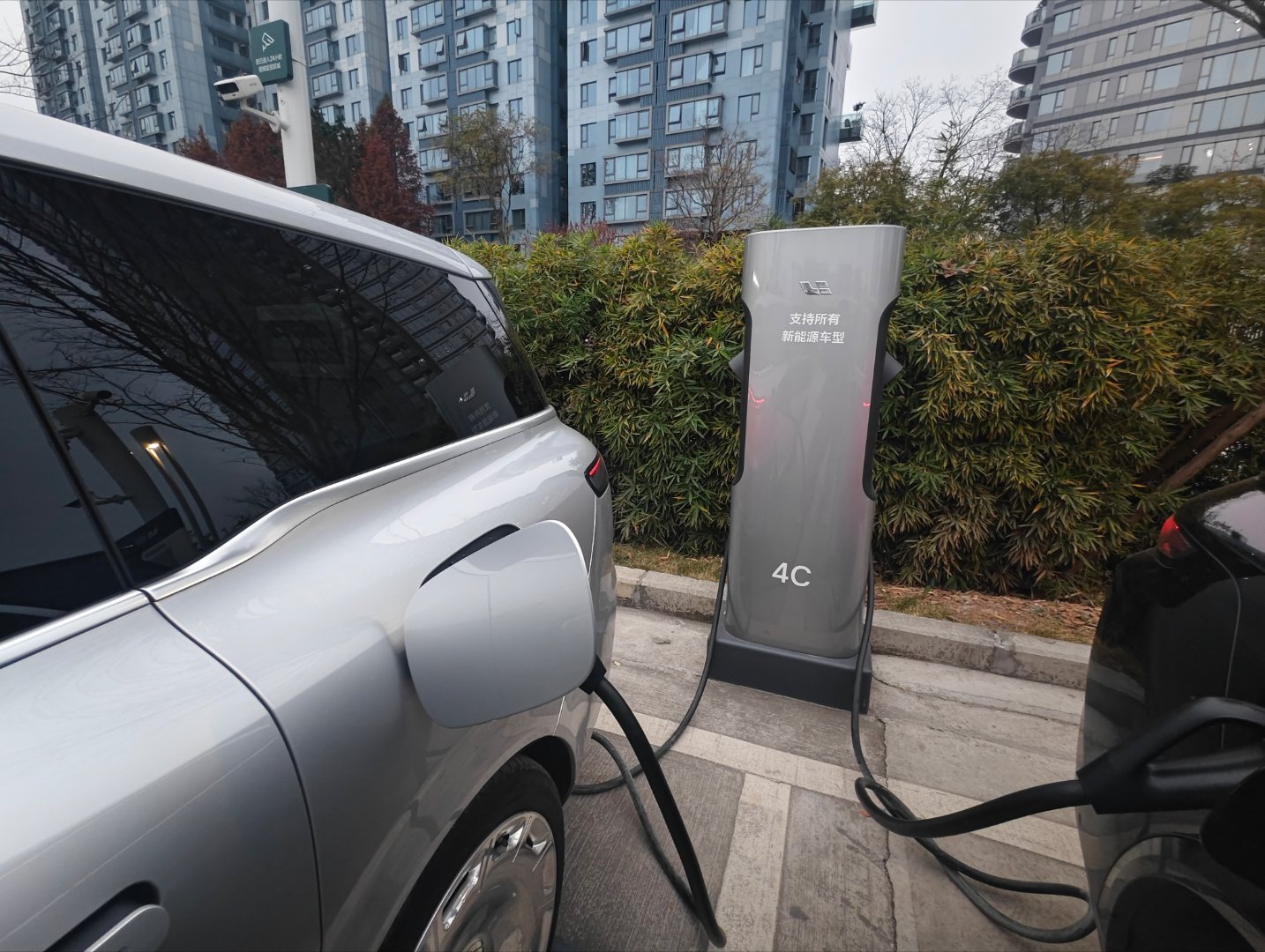 开智己LS9来理想超充站充下电，这功率吊打很多纯电车的充电倍率了