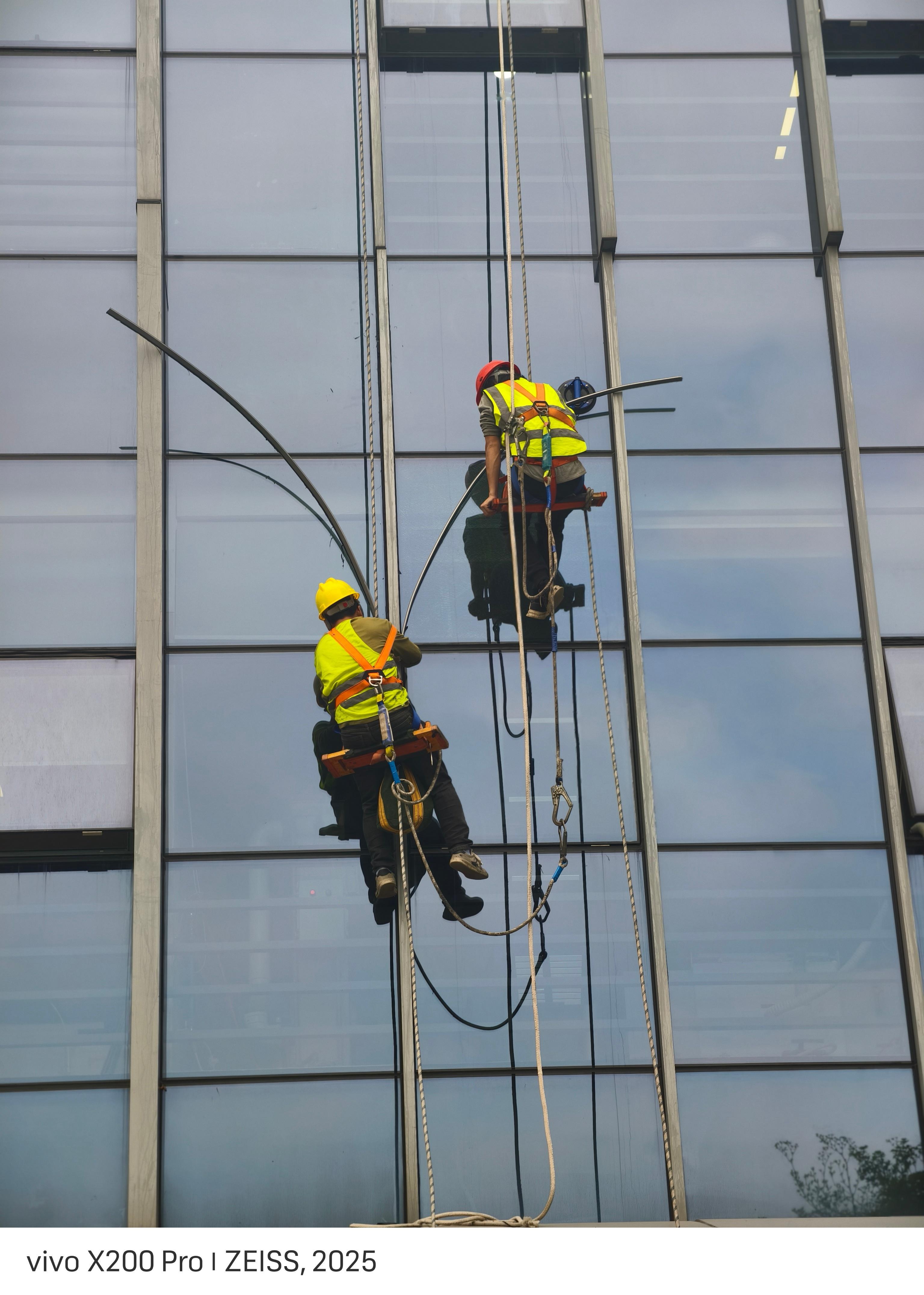 刚下班看到在高空作业的师傅们突然决定他们也挺不容易的，好危险