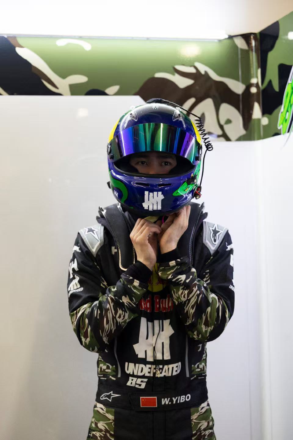 王一博赛道隐现破雨而行王一博Day1试车结束王一博赛道隐现破雨而行 