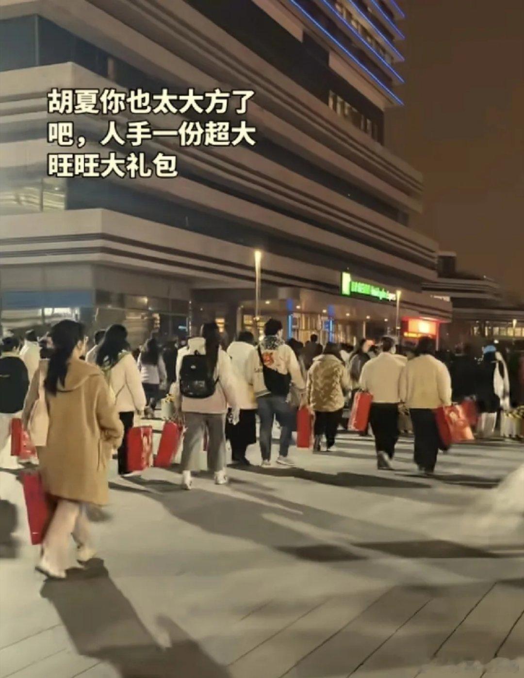 同样是开演唱会，差别咋就这么大呢？有人连荧光棒都要额外收钱，有人却给粉丝准备了大