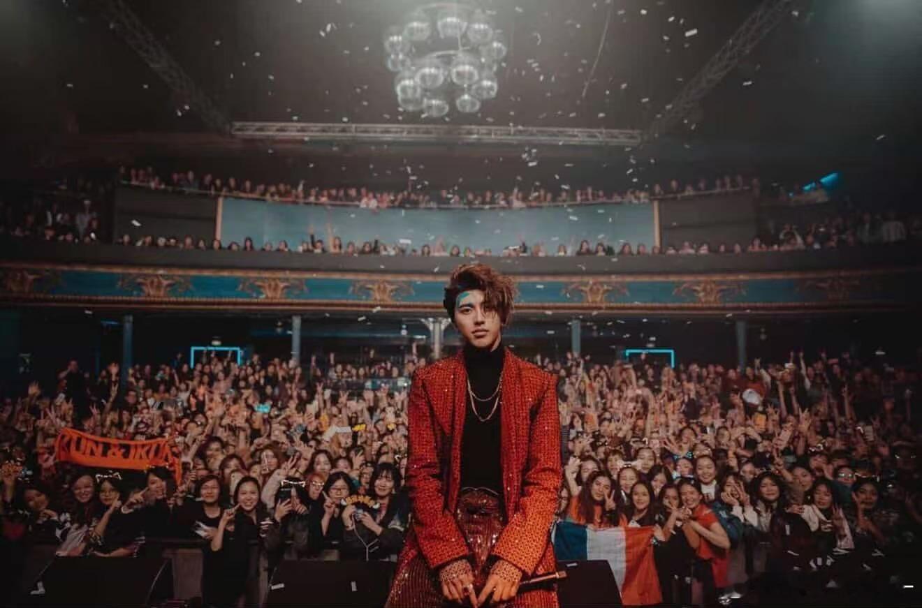 蔡徐坤时隔七年再巡回到伦敦 一城七年，旧地新章，蔡徐坤再度唱响伦敦舞台。心怀热爱