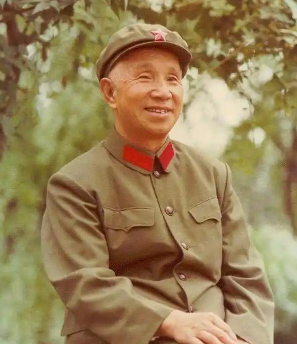 1972年1月，陈毅元帅永远离开了这个世界。

曾经并肩驰骋沙场的搭档骤然离去，