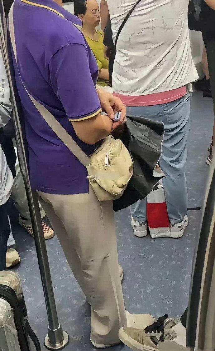 地铁上看到的，阿姨手里一直拿着这个小东西
按按按的，这是啥啊？🤔

看起来像个