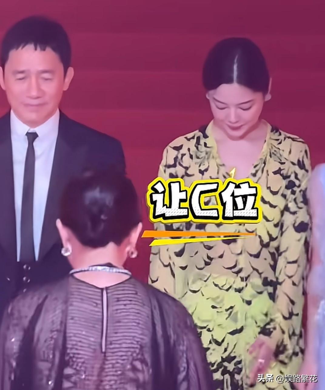 6月20日，第28届上海国际电影节闭幕式红毯大合影环节，辛芷蕾原本身处人群中心C