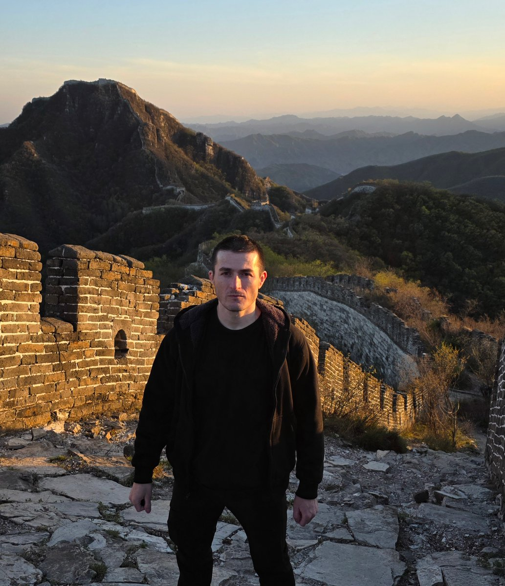 著名的AI圈播客主持人Lex Fridman，也要来中国了。“我要花一段时间周游
