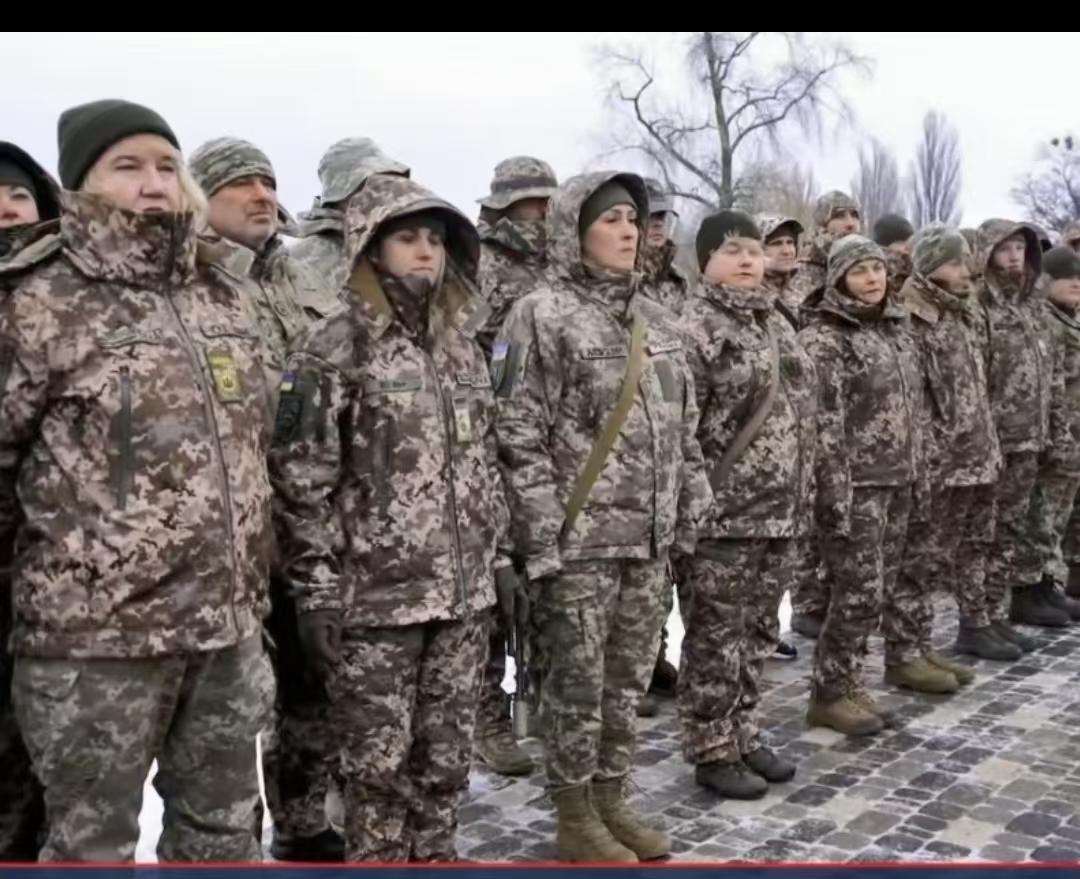 不是说战争让女人走开吗？可在今天的乌克兰，女人不但没有走开，甚至连老祖母都穿上军