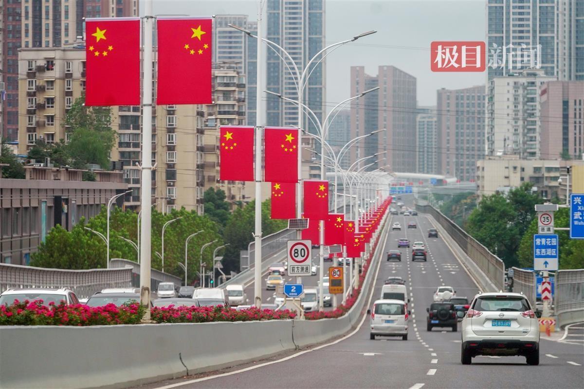 韩国国庆挂美韩两国旗，中国只挂五星红旗，区别在主权

一位韩国网友看到中国国庆街