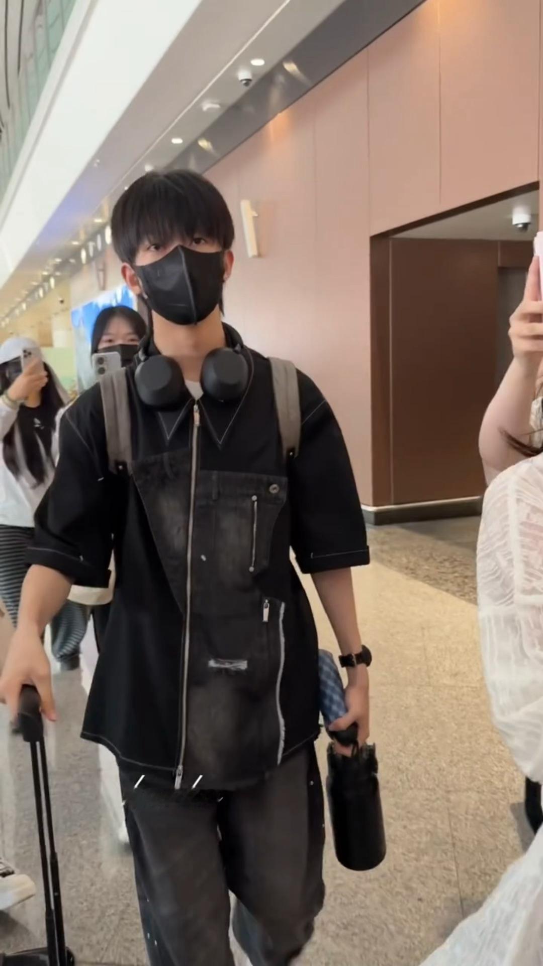 这件衣服好好看啊 16岁魅力加成吗我感觉他又帅了