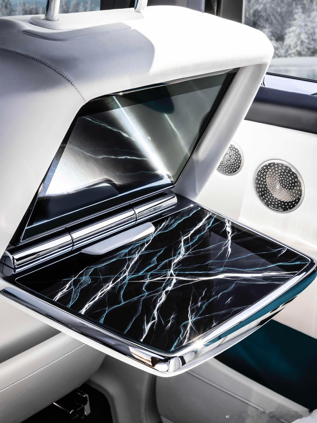 一款以湖面冰裂纹为设计主题的高定版库里南，仿佛将乘客置身于如梦似幻的冬日仙境之中