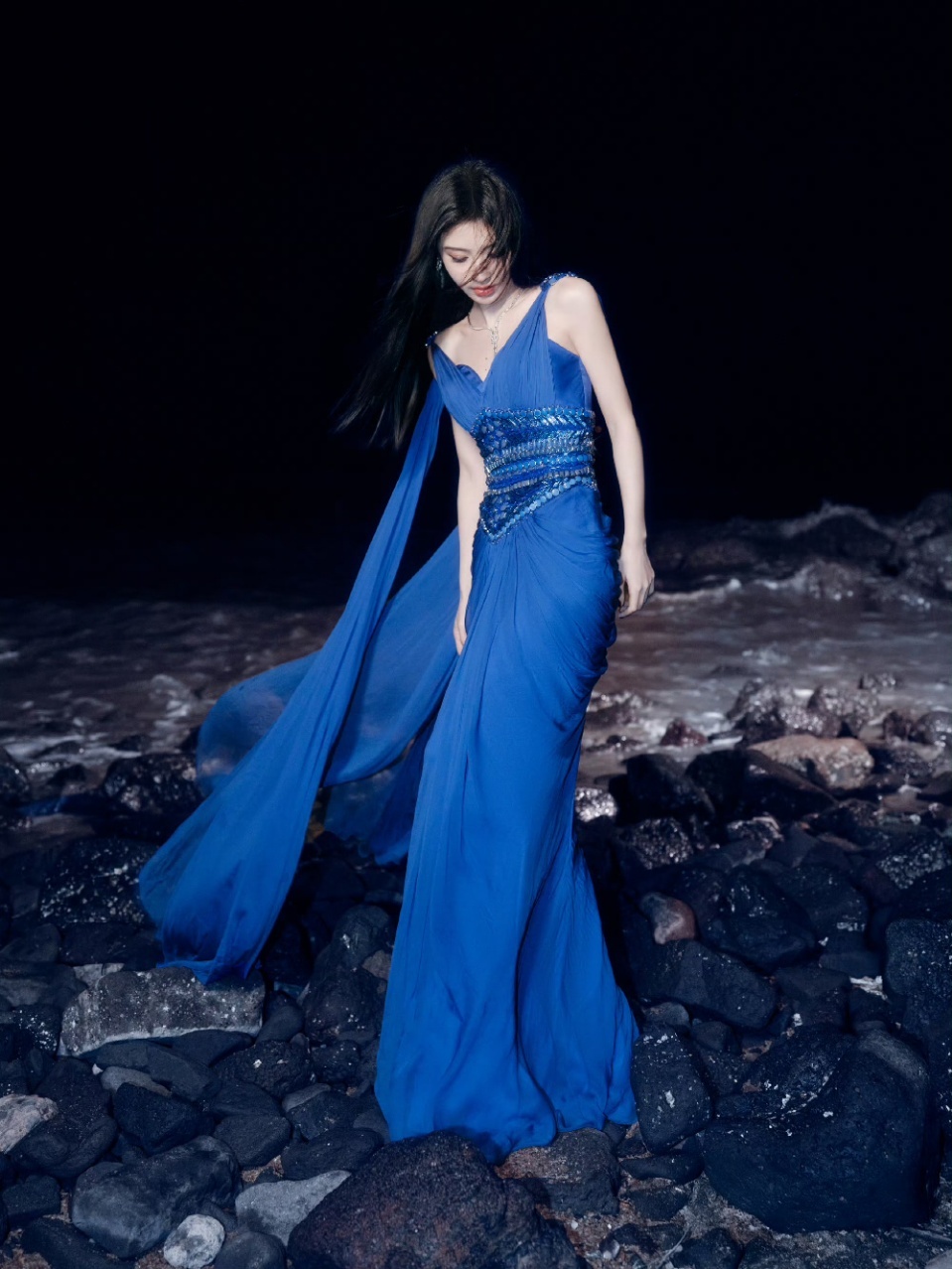 鞠婧祎鞠婧祎第二套造型出图鞠婧祎蓝色薄纱裙造型完全女王的鞠婧祎！ 