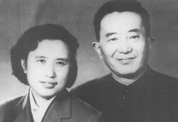 1978年罗瑞卿乘飞机前往德国，为何在途中坚持要调换座位，甚至不顾他人反对？
1