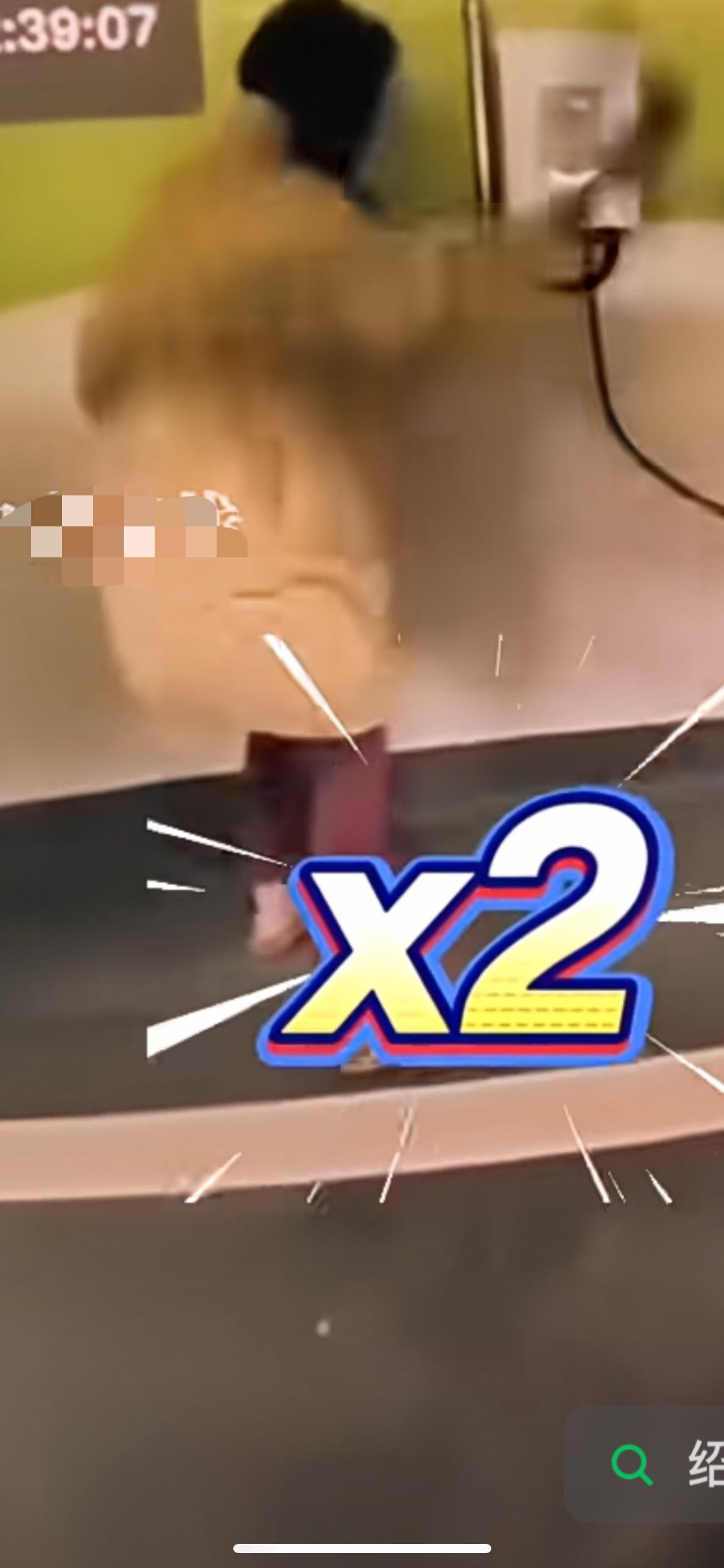 12月6日浙江绍兴，哨兵拍下离谱又危险的一幕，女子手拿菜刀四刀砍断充电线，幸亏没