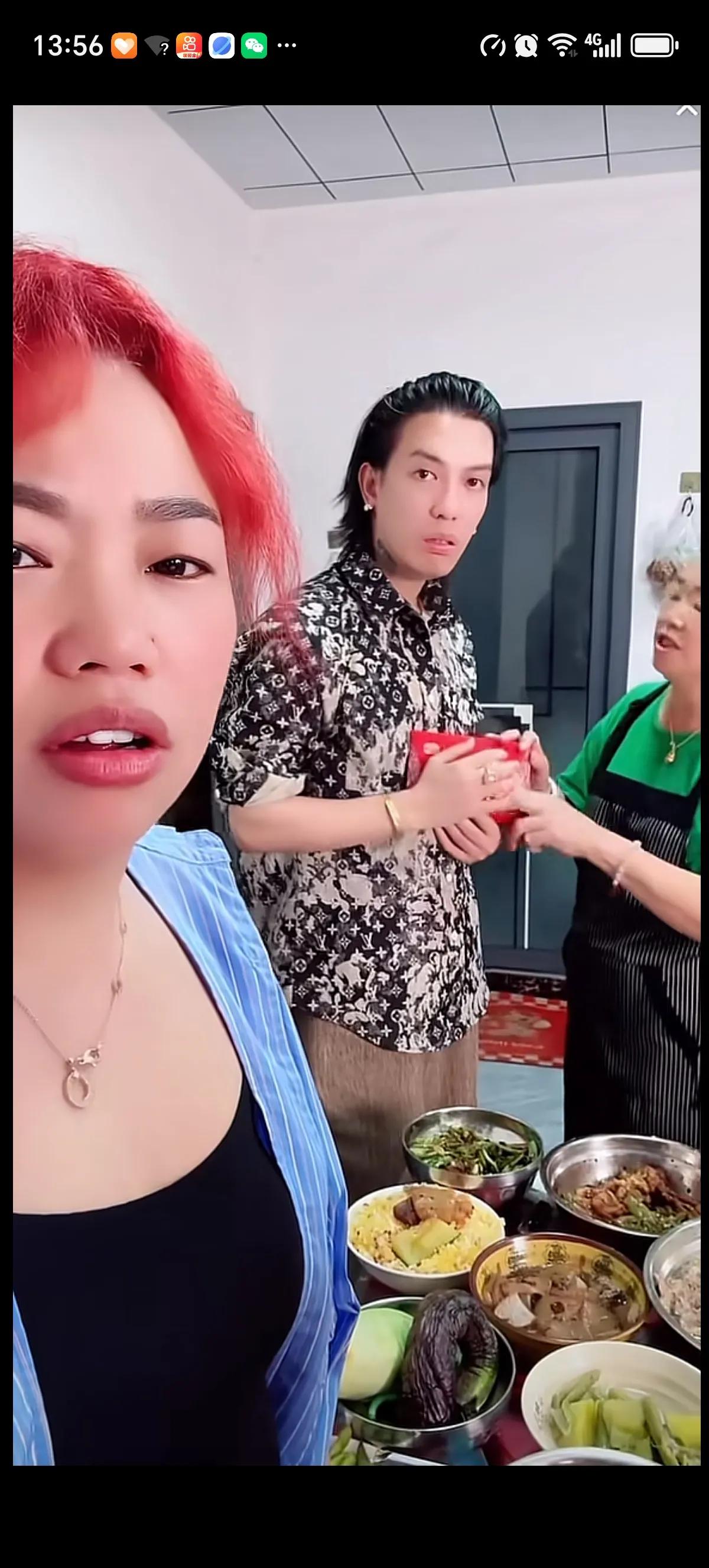 小敏敏的妈妈对一枝梅可真好啊，一上门就给了厚厚的一个大红包。那是小敏敏妈妈一年的