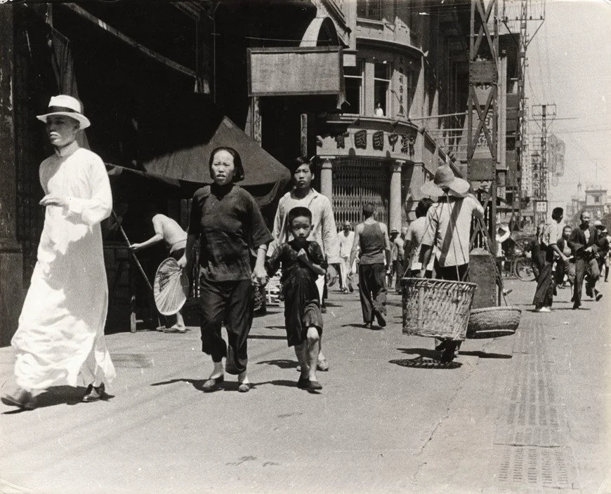1938年7-9月间武汉保卫战的老照片，防空警报响起，人们在寻找掩体躲...