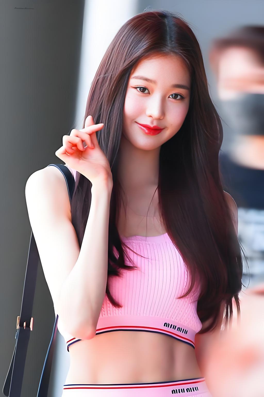 张元英可爱写真，圆眸嘟唇俏皮灵动，甜妹氛围直接拉满！气质女神 甜酷风 时尚穿搭