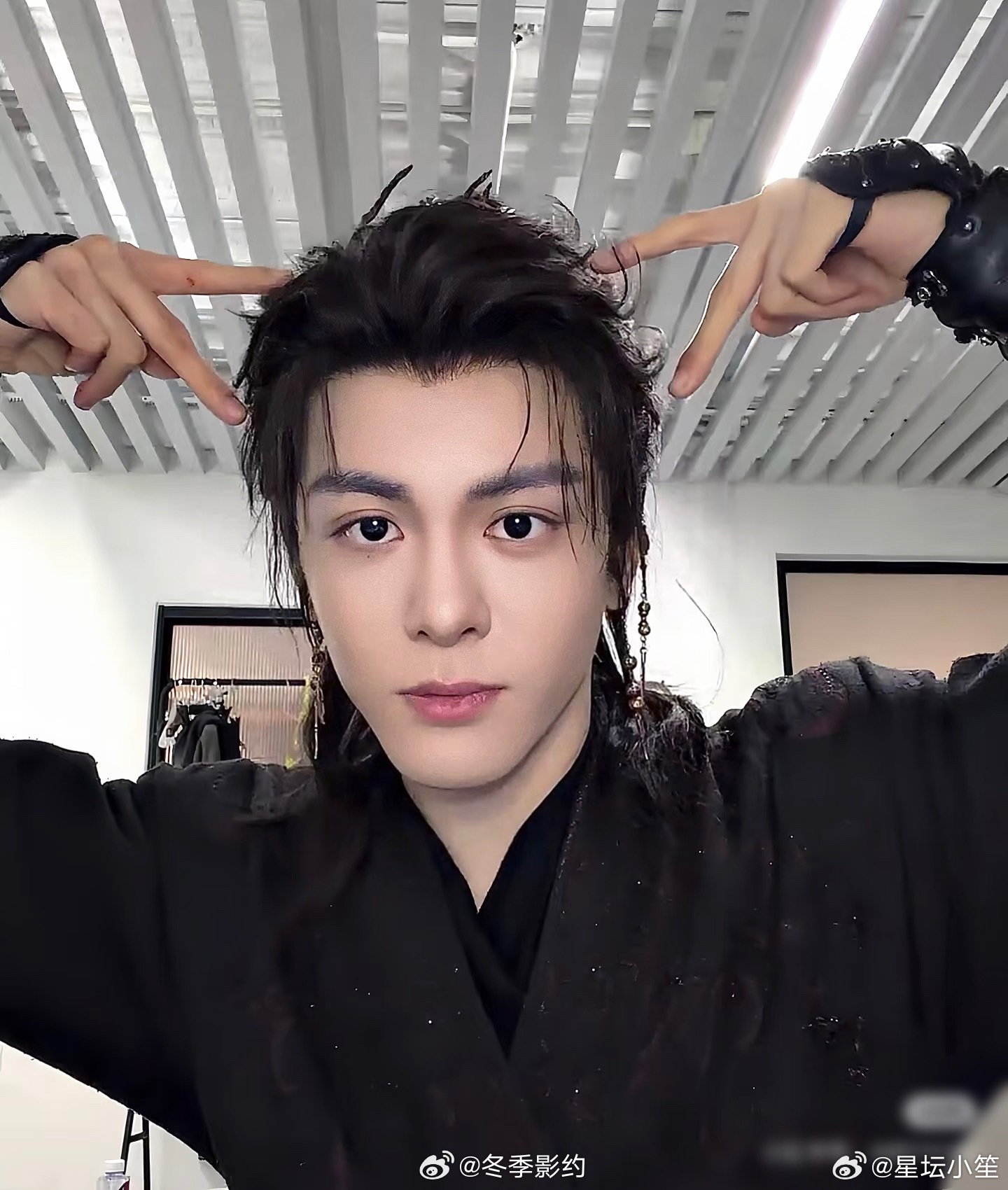 曾舜晞回应下部戏拍什么 粉丝疯狂许愿各种题材，他就在旁边乖乖点头全部接收，这种双