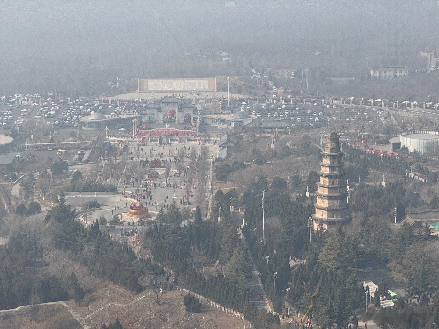 在响堂山石窟鸟瞰下方的常乐寺  