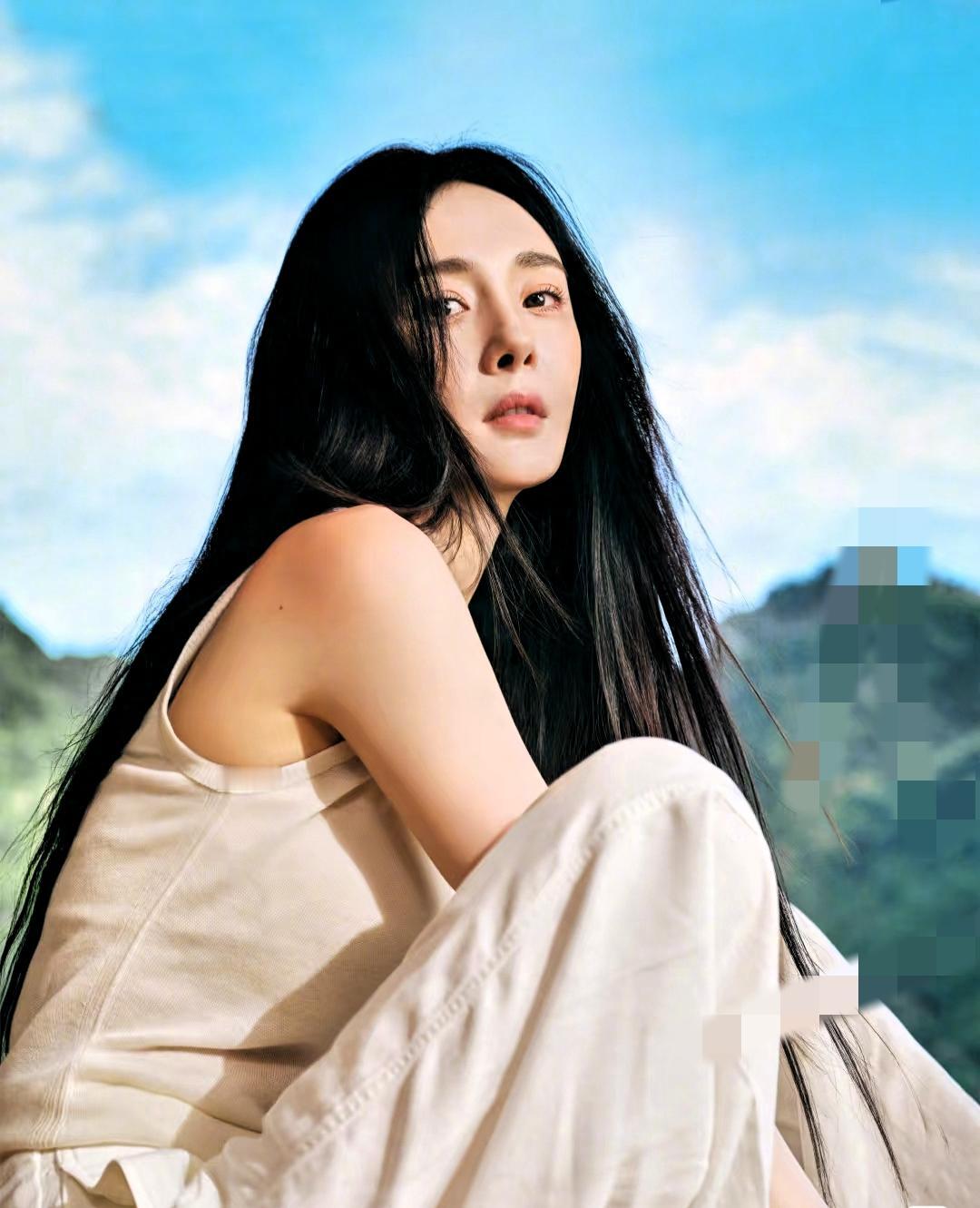 杨幂演技是不是“顶流”
真没那么重要！
只要她不塌房，光靠那份“清醒到骨子里，强