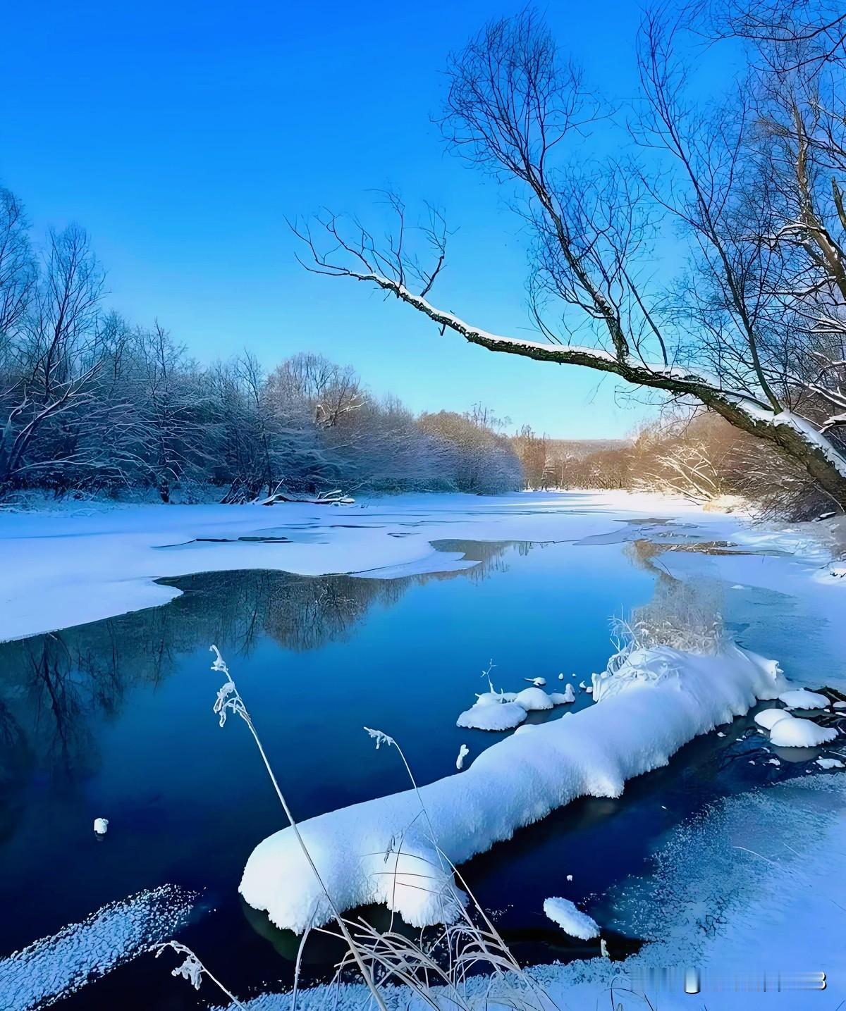 头条邀对
上联:雨落千山净(头条)
下联:霜凝万水寒(原创)
作者创作简析:
上