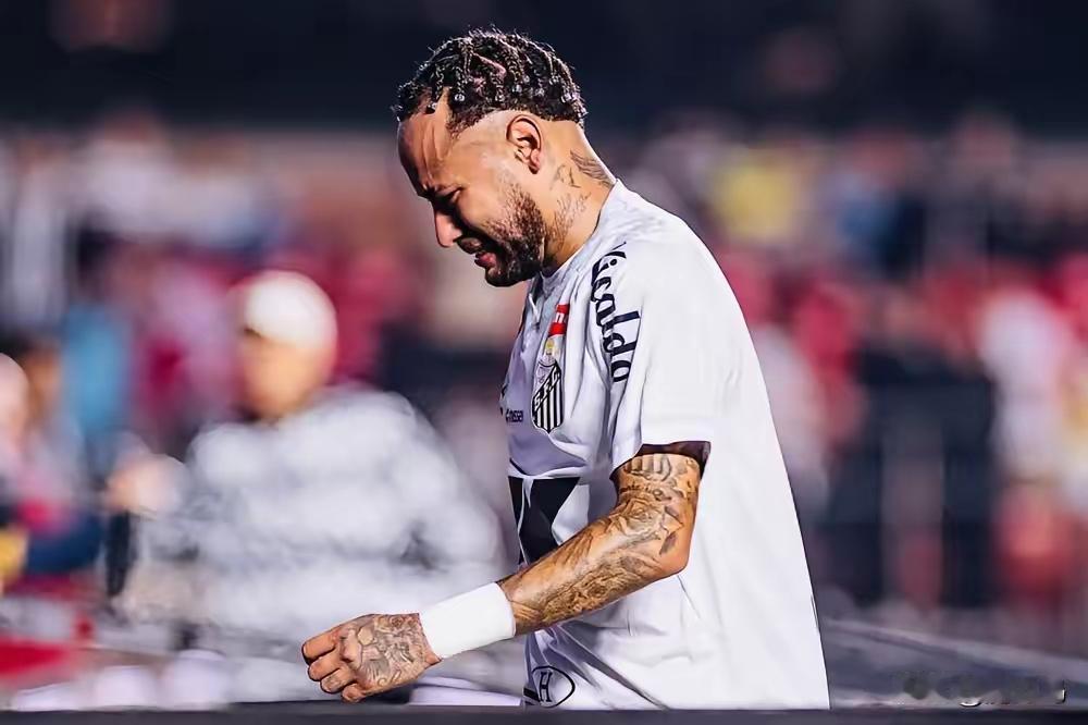 内马尔2025赛季提前告别赛场！桑托斯队非要让他拖着伤腿出场，结果伤势越来越严重