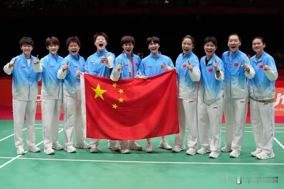 中国羽毛球队哭了！王祉怡逆转山口茜后，场下的啦啦队队员、本场备选三打的韩悦哭成了
