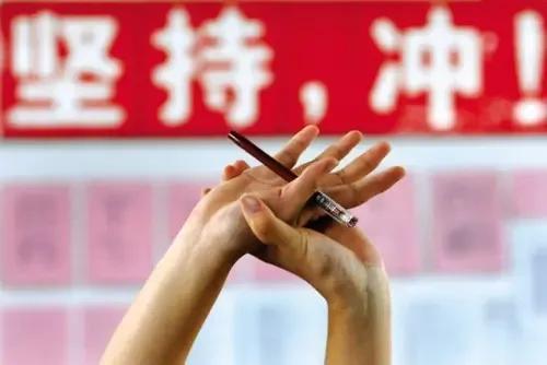 高考不是人生唯一的转折点
 
高考像一场盛大的成人礼，却绝非人生唯一的坐标。它是