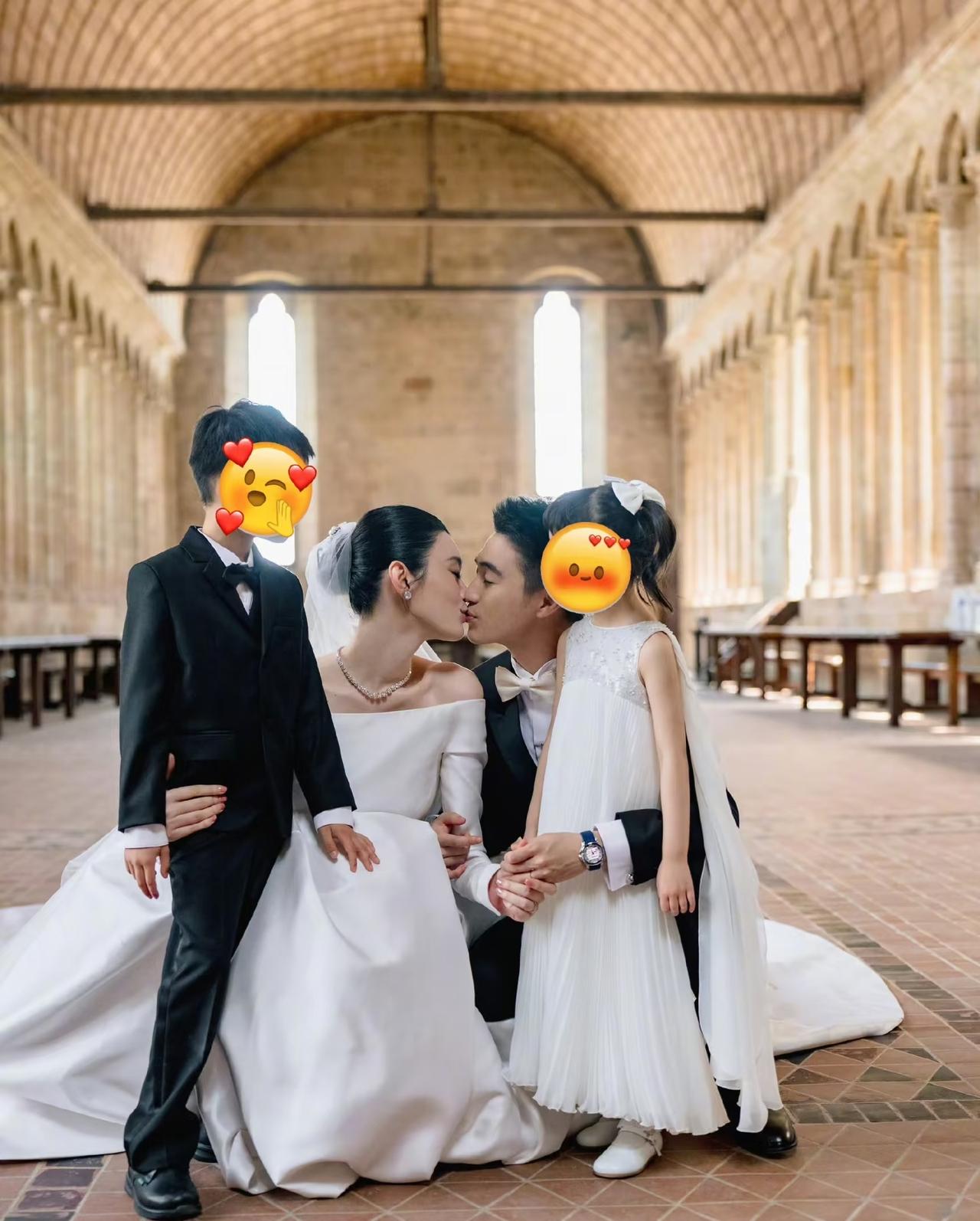 奚梦瑶晒出与何猷君的婚礼照片，何猷君读爱情誓言的时候，奚梦瑶被感动的落泪，这一刻