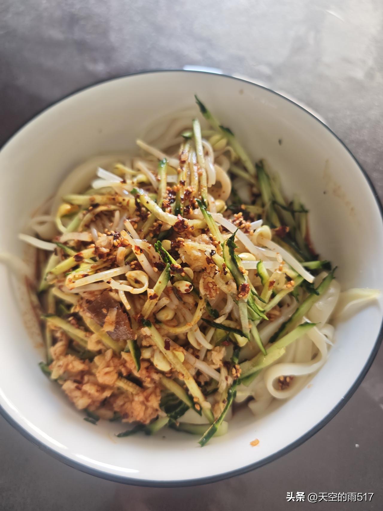中午在这炎热的夏天里，来一大碗凉皮才是这暑日里最美的饭。现做现拌凉皮