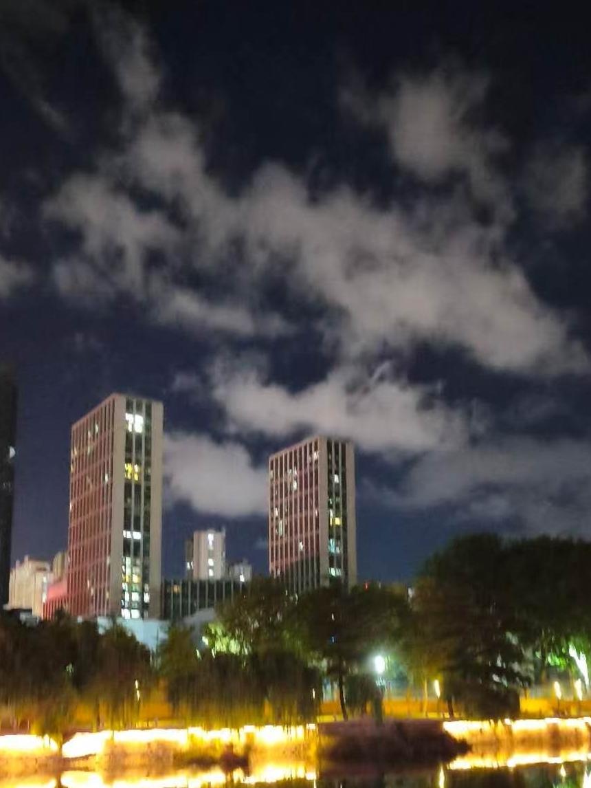 （9～1）昨天晚上和往常一样还是盖着那床稍薄点的被子。
可睡到半夜时竟然感到了凉