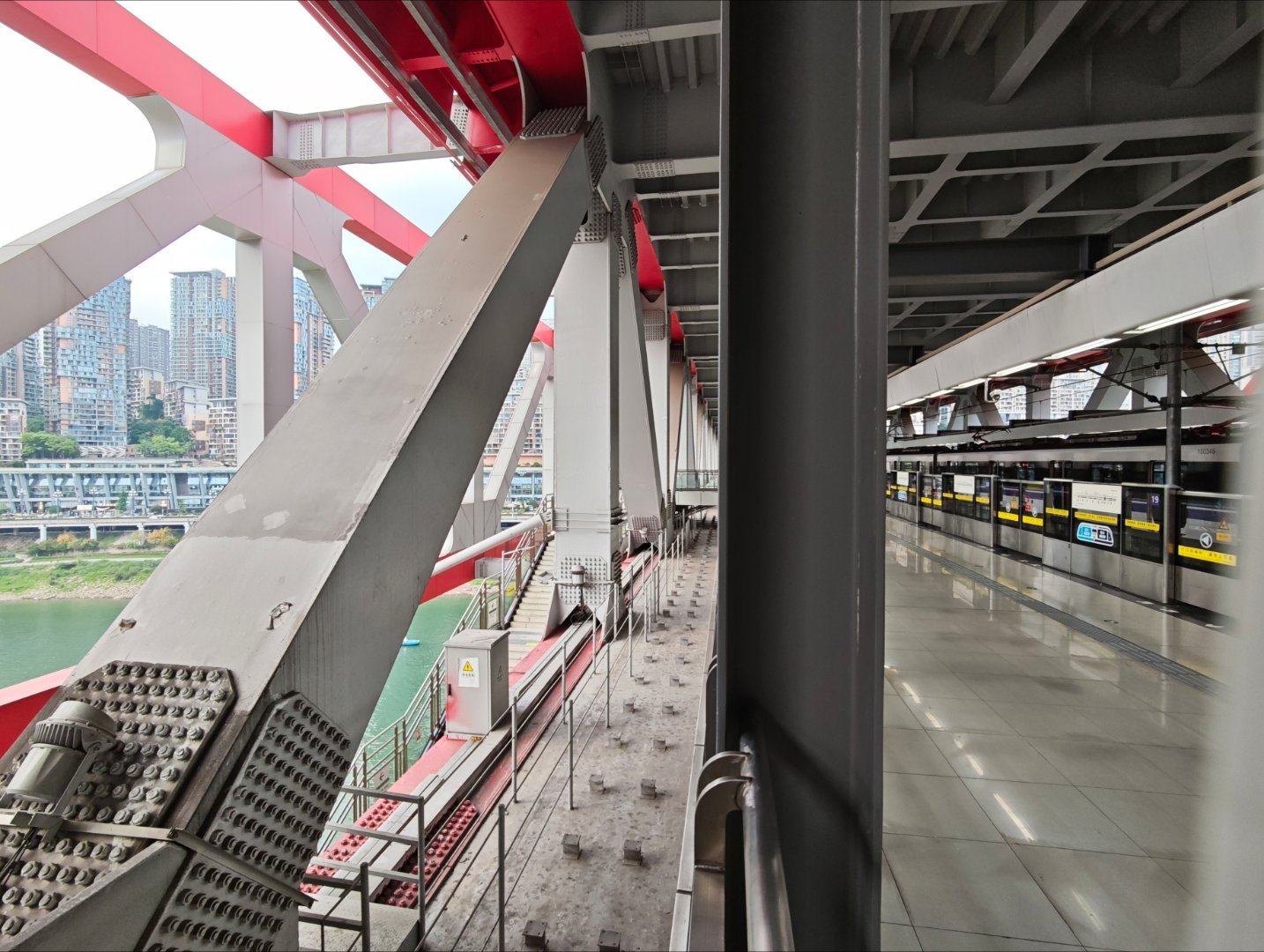 重庆crt轨道交通因为2号线李子坝穿楼出名了，其实10号线曾家岩也挺厉害的，是一